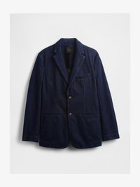 Blazer de mezclilla azul marino con solapa estrecha, dos bolsillos frontales, un bolsillo en el pecho y botones marrones. Textura suave, ajuste informal.