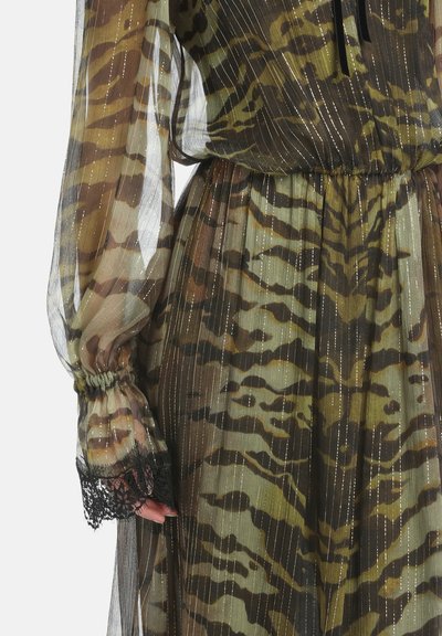 Durchsichtige langärmlige Bluse mit schwarzem Spitzenbund und gerafftem Handgelenk, Camouflage-Muster mit vertikalen Metallic-Streifen an einem taillierten Kleid.