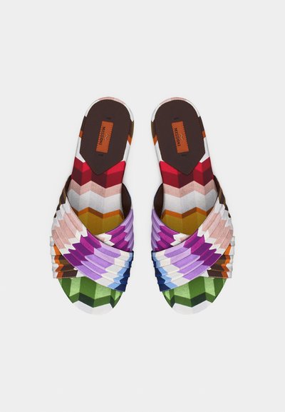 Sandales colorées à enfiler avec des brides et semelles intérieures à motifs en zigzag dans des tons de vert, violet, rose, rouge et orange, dotées de semelles de couleur marron avec le logo.