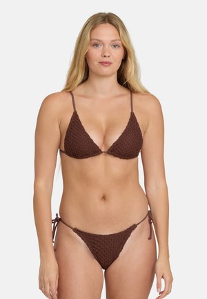 Bikini marrone all'uncinetto con top a triangolo e laccetti regolabili sui lati. Tessuto strutturato con motivo intrecciato.