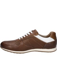 Brązowe skórzane sneakersy z białymi akcentami, perforowanymi bocznymi panelami i białymi sznurówkami. Gumowa podeszwa, zaokrąglony czubek oraz teksturowane wykończenie.