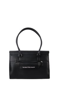 Sort lædertaske med tekstureret finish, dobbelte håndtag, lynlåslomme foran og hvidt logo med teksten "VICTORIA-HYDE LONDON."