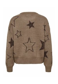 Brązowy sweter o miękkiej fakturze, z ciemnoszarymi, błyszczącymi wzorami w kształcie gwiazd. Żółtawe wykończenia dekoltu i mankietów, luźny krój.