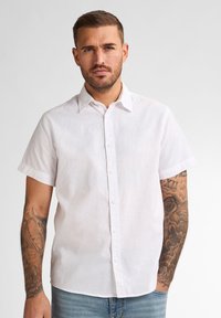 Witte short-sleeve button-up shirt van lichtgewicht stof, met een standaard kraag en zichtbare knopen. Gelaagd materiaal met een gladde afwerking.