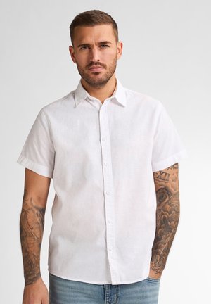 Witte short-sleeve button-up shirt van lichtgewicht stof, met een standaard kraag en zichtbare knopen. Gelaagd materiaal met een gladde afwerking.