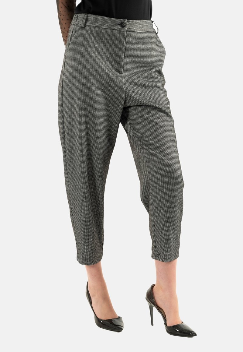 Grijze geruite broek met een getailleerde snit, cropped lengte en een knoopsluiting. Draag het met zwarte hoge hakken.