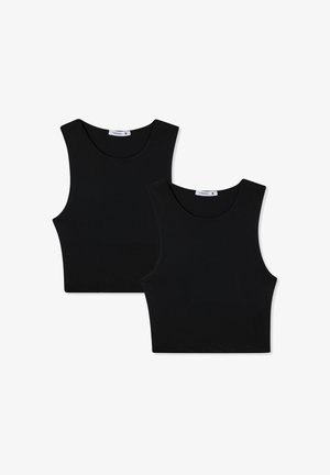 Czarne topy typu crop z gładkiego materiału, z okrągłym dekoltem i szerokimi ramiączkami. Dwa identyczne eksponowane razem.