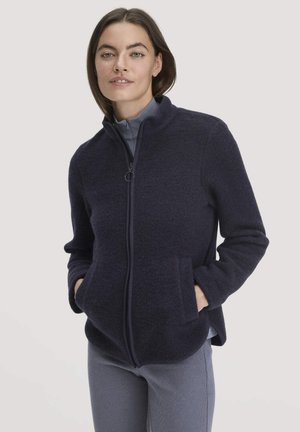 Marine fleece jas met hoge kraag, volledige rits en twee zijzakken. Zachte textuur en slim fit ontwerp met een gladde afwerking.