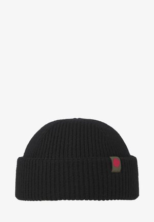 Mustalla ribattua neulottua pipoa, jossa on pyöristetty yläosa ja käännetty helma. Pienessä punaisessa ympyrässä on vihreä kangastagi. Pehmeä rakenne.