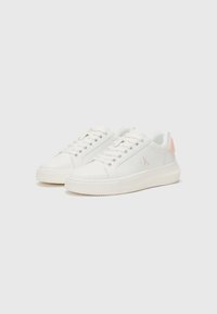 Sneakers bianchi con un design elegante, realizzati in materiale sintetico liscio. Le caratteristiche includono lacci tonali e un accento rosa sul tallone.