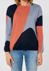 Färgblockerad tröja med sektioner i marinblått, korall och ljusgrått, långärmade med elastiska manschetter och rund halsringning. Mjuk textur.