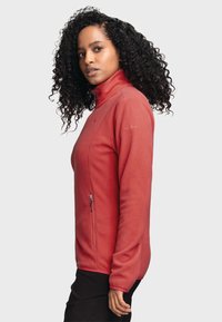 Rote Fleecejacke mit einem Reißverschlusskragen, seitlichem Reißverschluss-Taschen und langen Ärmeln. Glatte Textur mit einer taillierten Passform.