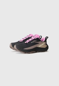Svarte og rosa Salomon joggesko med mesh-overdel, teksturert såle, snøring og en logo-detalj på siden. Gore-Tex-merker synlige.