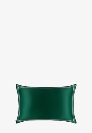 Cojín rectangular verde oscuro con un diseño de borde de doble línea blanca sobre un fondo blanco.