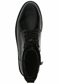 Bottine en cuir noir avec une finition lisse et brillante, bout rond, design à lacets et fermeture éclair sur le côté pour un enfilage facile. Semelle plate et intérieur rembourré.