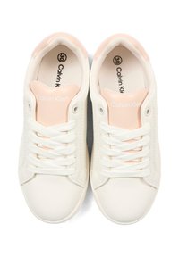 Scarpe da ginnastica bianche con una finitura liscia, caratterizzate da un accento rosa sulla linguetta, lacci bianchi e un marchio discreto sulla soletta interna.