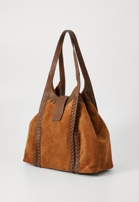 Zijden totebag in rijk bruin met leren afwerking en stiksels langs de zijkanten. Het heeft twee stevige handvatten voor gemakkelijk dragen.