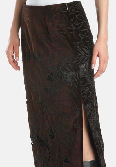 Rjava žametna krila z neposredno črno cvetlično vezenino, stransko razpoko in gladko teksturo, ki prikazuje prefinjene detajle in prilagojen dizajn.