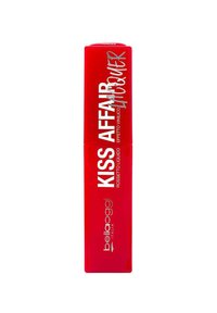 Tubetto di rossetto liquido rosso con finitura lucida. Le etichette in stampa bianca presentano "KISS AFFAIR" e "bellaoggi ITALIA". Forma rettangolare elegante.