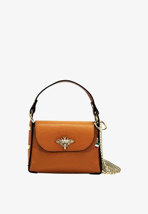 Sac à main en cuir marron avec un emblème d'abeille doré, une forme structurée, une petite poignée et une bandoulière enchaînée argent detachable. Doté de quincaillerie dorée.