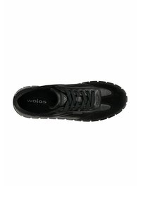 Černé tenisky kombinující semisoft a hladkou kůži, s texturovanou gumovou podrážkou, tkaničkami a embosovaným logem.