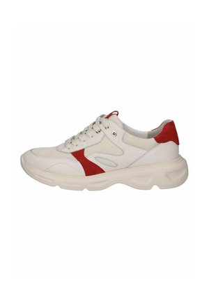 Chaussures de sport blanches avec accents en daim rouge, panneaux en mesh, bout rond et semelle en caoutchouc épaisse et texturée. Fermeture à lacets avec œillets métalliques.