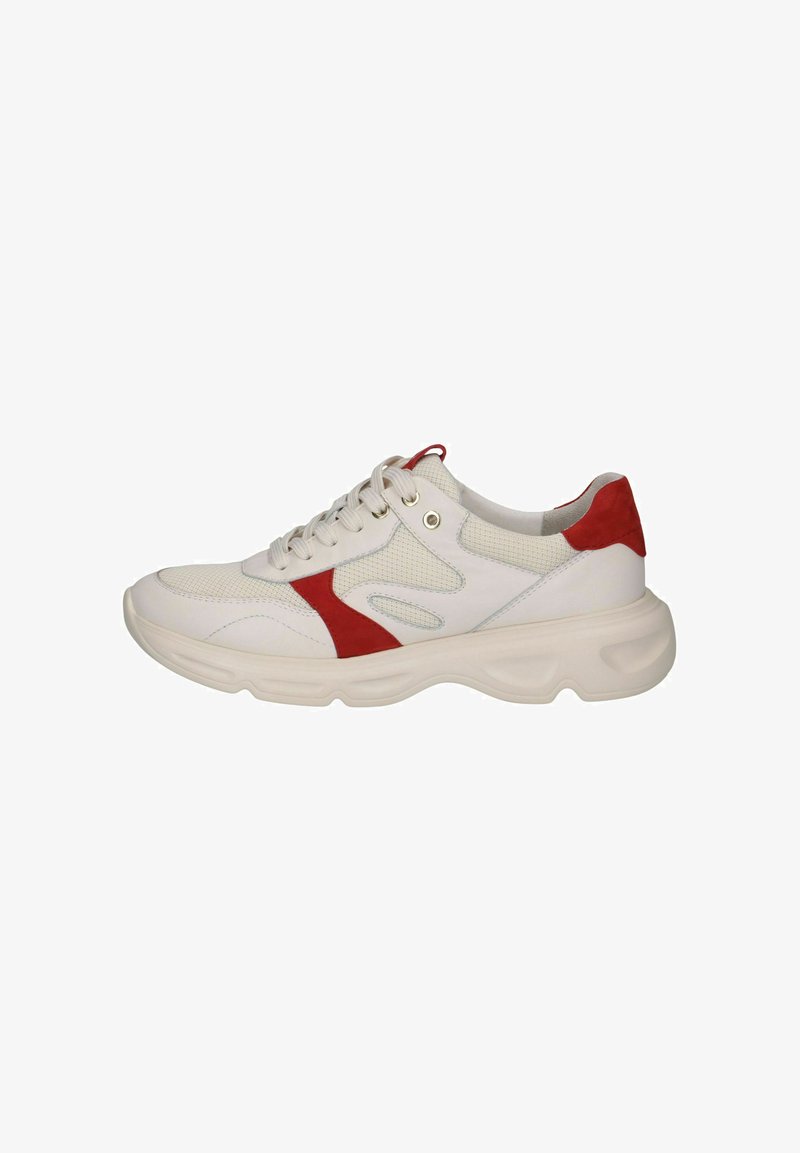 Chaussures de sport blanches avec accents en daim rouge, panneaux en mesh, bout rond et semelle en caoutchouc épaisse et texturée. Fermeture à lacets avec œillets métalliques.
