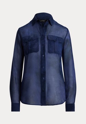 Μπλε ναυτικού διαφανής πουκάμισο με κουμπιά, δύο τσέπες στο στήθος, μακριά μανίκια και μυτερό γιακά· διαθέτει λεία υφή υφάσματος.