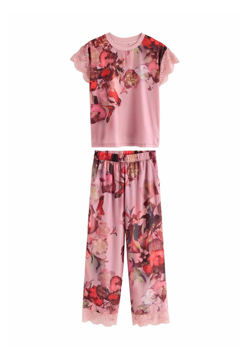 Súprava domáceho oblečenia s kvetinovým vzorom, ktorá obsahuje tričko s krátkym rukávom a nohavice s širokými nohami. Vyrobená z mäkkej ružovej tkaniny s čipkovými dekorami.