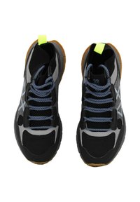 Scarpe sportive nere e grigie con lacci blu, dotate di una parte superiore testurizzata, suola in gomma e un luminoso passante giallo sul retro.
