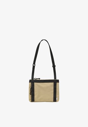 Sac bandoulière rectangulaire beige avec bandoulière réglable noire et garniture, comprenant un compartiment principal zippé et un détail de tirette latérale zippée.