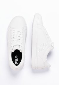 Sneakers bianchi in pelle con texture liscia, punta rotonda, design con lacci e dettagli perforati sui lati, con soletta nera con logo.