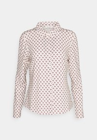 Blouse à manches longues en crème avec un motif géométrique bordeaux, col classique et fermeture par boutons. Fabriquée en tissu léger avec une texture lisse.