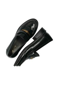Černé lakované kožené polobotky s elegantním designem, zdobené zlatým akcentem a nízkým podpatkem pro stabilitu. Texturovaná podrážka pro lepší přilnavost.