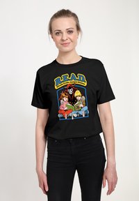 Sort bomulds t-shirt med farverigt grafisk design med teksten "R.E.A.D. Ritualer fremkalder gamle dæmoner" og illustrerede karakterer, der læser.