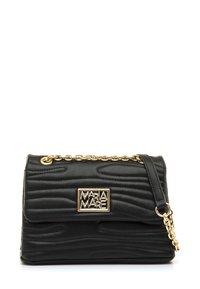 Borsa nera in similpelle trapuntata con tracolla a catena dorata e targhetta rettangolare con logo. Presenta un motivo ondulato e testurizzato.