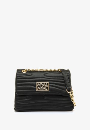 Sac à main en similicuir matelassé noir avec une bandoulière chaîne dorée et une plaque logo rectangulaire. Présente un motif ondulé texturé.