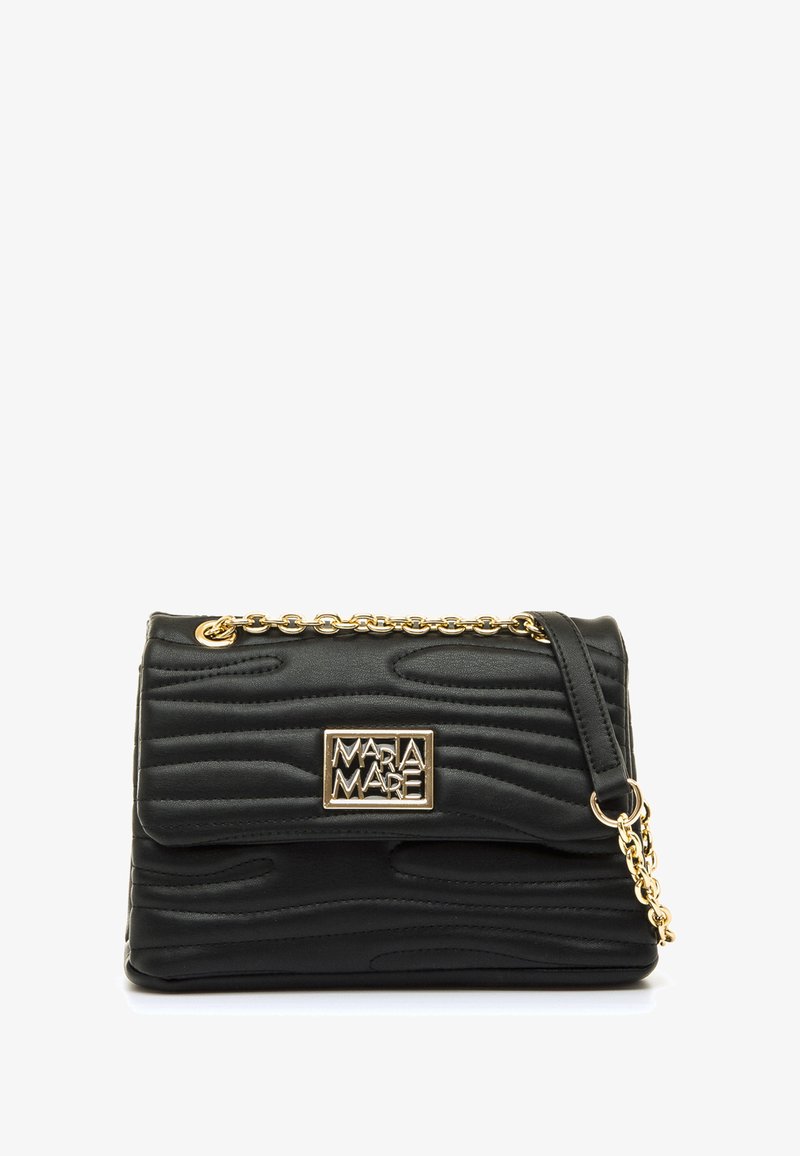 Borsa nera in similpelle trapuntata con tracolla a catena dorata e targhetta rettangolare con logo. Presenta un motivo ondulato e testurizzato.