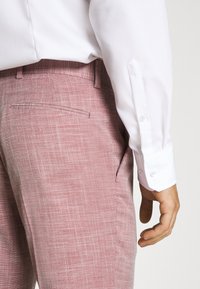 Isaac Dewhirst SYLVESTER SET - Κοστούμι - pink