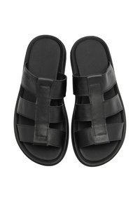 Czarne skórzane sandały z trzema szerokimi paskami, teksturowaną wkładką oraz gumową podeszwą. Gładkie wykończenie z minimalnym logo na pasku.