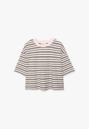 Majica kratkih rukava, skraćena, s vodoravnim crnim i smeđim prugama na bijeloj tkanini i blijedoroza ovratnikom.