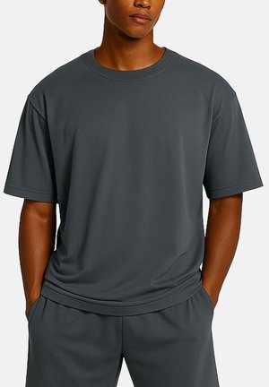 Donkergrijze korte mouw t-shirt van zacht materiaal, met een ronde halslijn en een losse pasvorm, gecombineerd met bijpassende shorts.