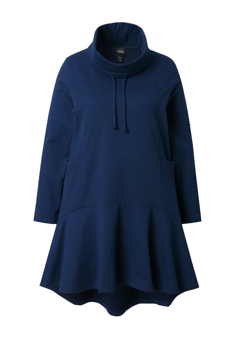 Abito felpa blu navy con collo a caramello, maniche lunghe e orlo svasato. Presenta due tasche laterali e dettagli con cordoncino.
