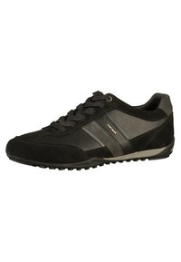 Czarne buty sportowe wykonane z zamszu i skóry, z teksturowanym wzorem, płaskimi sznurówkami oraz kauczukową podeszwą z małymi wypustkami zapewniającymi przyczepność.