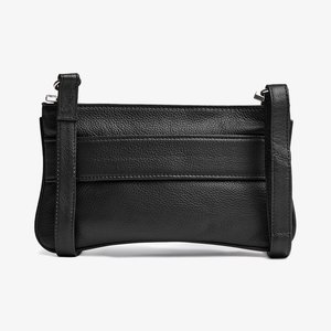 Juodas odinis delninukas su tekstūruotu paviršiumi, turintis horizontalias siūles ir reguliuojamą dirželį. Plonas ir stačiakampis dizainas.