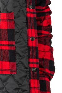 Chaleco de cuadros rojos y negros con un forro de tela negra acolchada, que cuenta con botones a presión y un bolsillo lateral para almacenamiento.