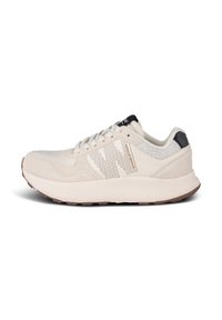 Chaussure de sport beige clair avec tige en daim et en maille, design perforé, semelle rembourrée et accent de talon bleu foncé.