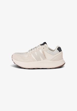 Ljusbeige sportskor med ovandel av mocka och mesh, perforerat mönster, vadderad sula och mörkblå hälaccent.