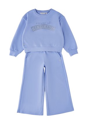 Completo felpa azzurro chiaro per bambini e pantaloni a gamba larga con il testo "power of kindness" decorato sulla parte anteriore della felpa.