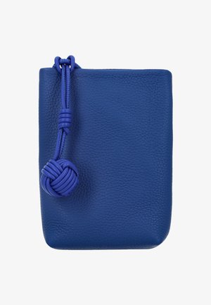Bolsa de cuero azul con superficie texturizada, esquinas redondeadas y un adorno en forma de nudo en la cremallera. Diseño compacto y rectangular.